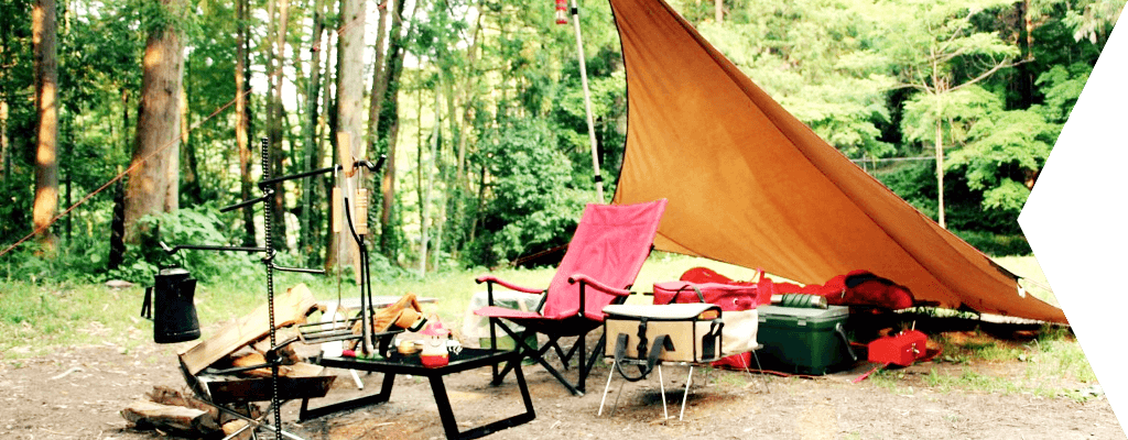 テントを張ってキャンプ